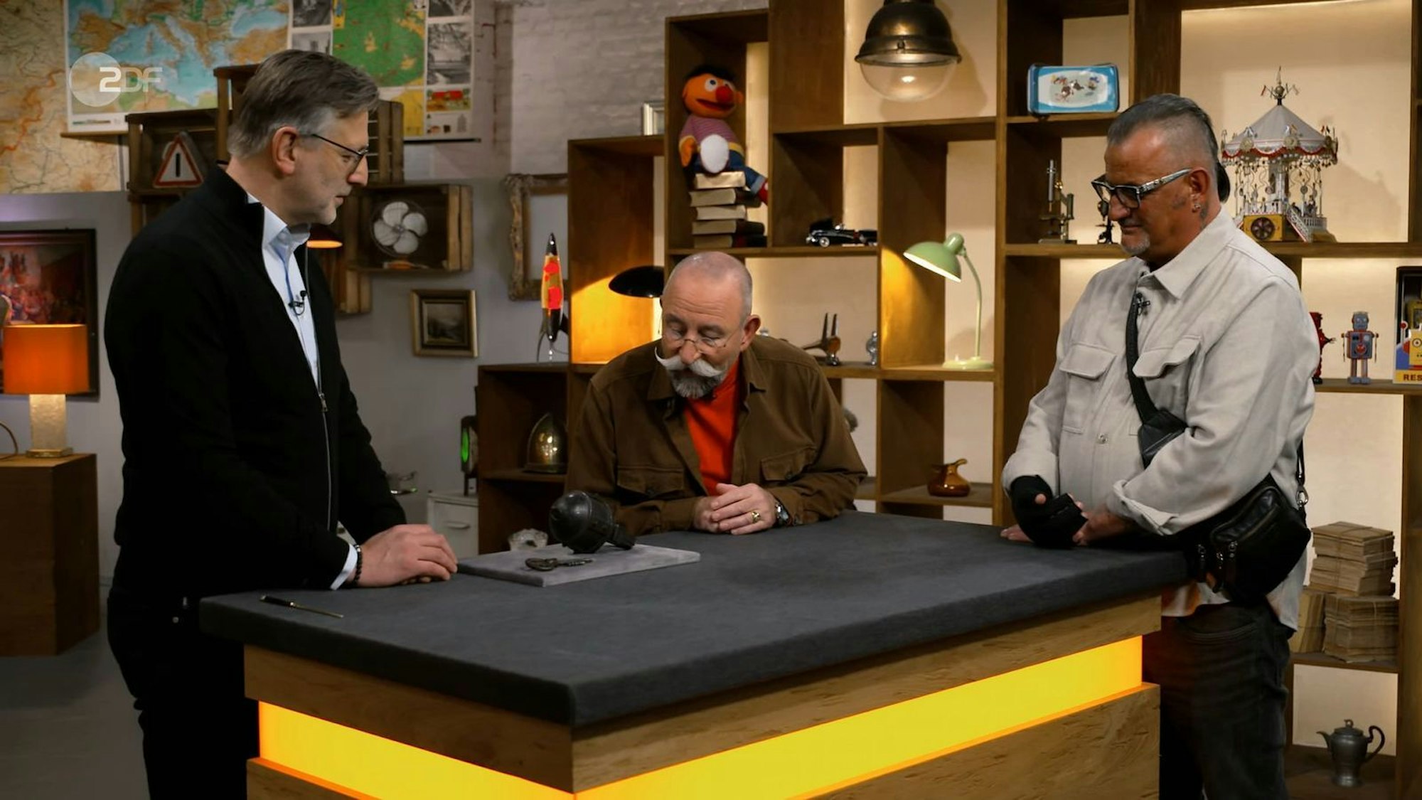 „Was ist das denn Spannendes?“, fragte Horst Lichter. „Das ist ein Schloss“, verriet der „Bares für Rares“-Experte Detlev Kümmel. (Bild: ZDF)