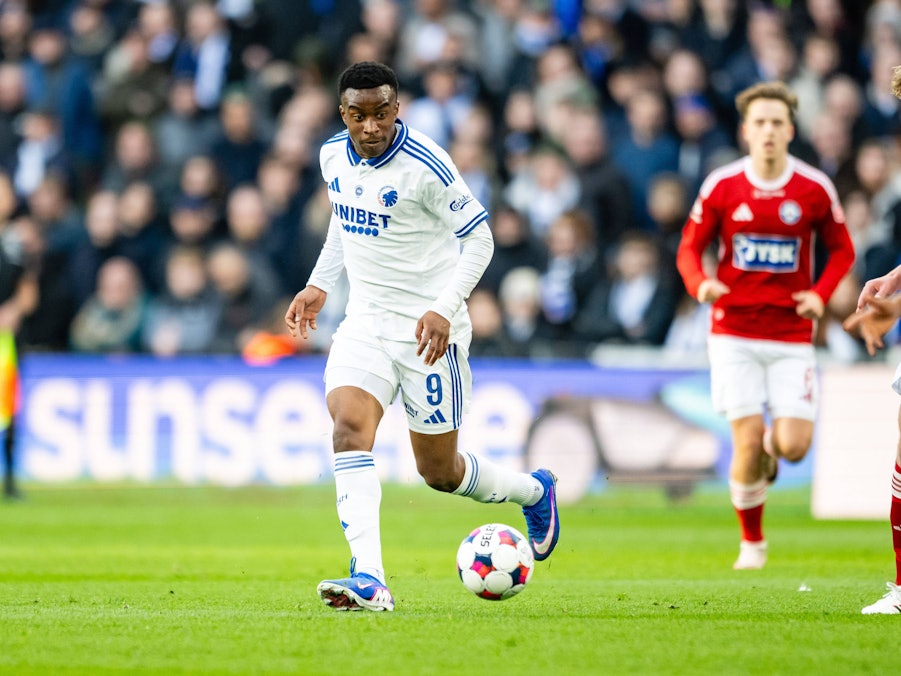 Youssoufa Moukoko spielt Fußball