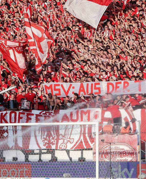 Ein Torpfosten auf der Tribüne bei Rot-Weiss Essen.