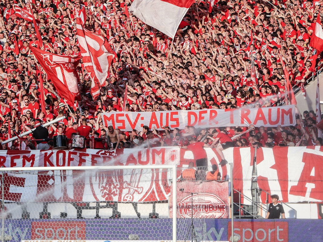 Ein Torpfosten auf der Tribüne bei Rot-Weiss Essen.
