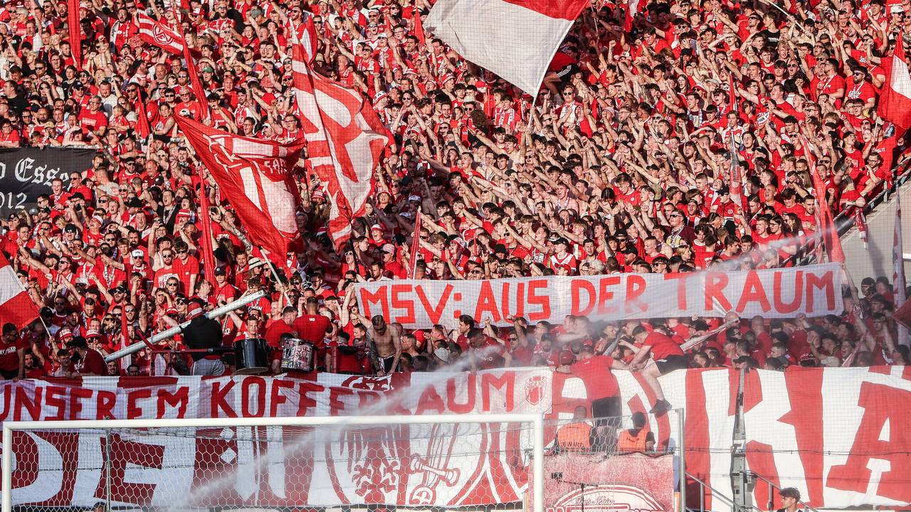 Ein Torpfosten auf der Tribüne bei Rot-Weiss Essen.
