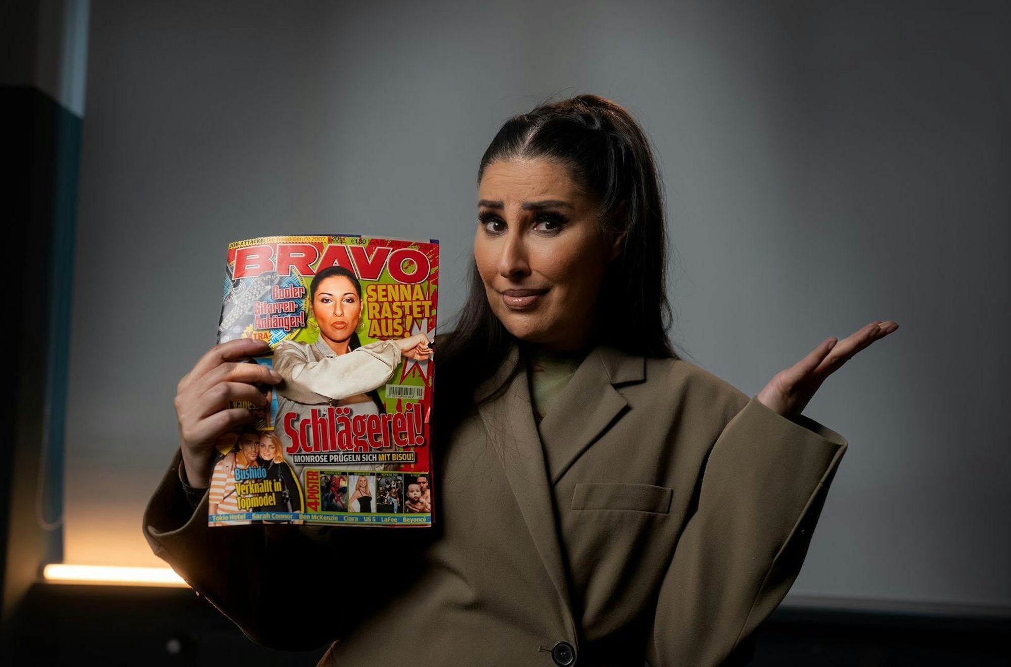 Sängerin Senna Gammour war Teil der gecasteten Girlband Monrose. Auch sie berichtet von den Gesetzen der Branche und welche Rolle die BRAVO dabei spielte. (Bild: © ARD Kultur/Looks Media/Benjamin Kahlmeyer,)