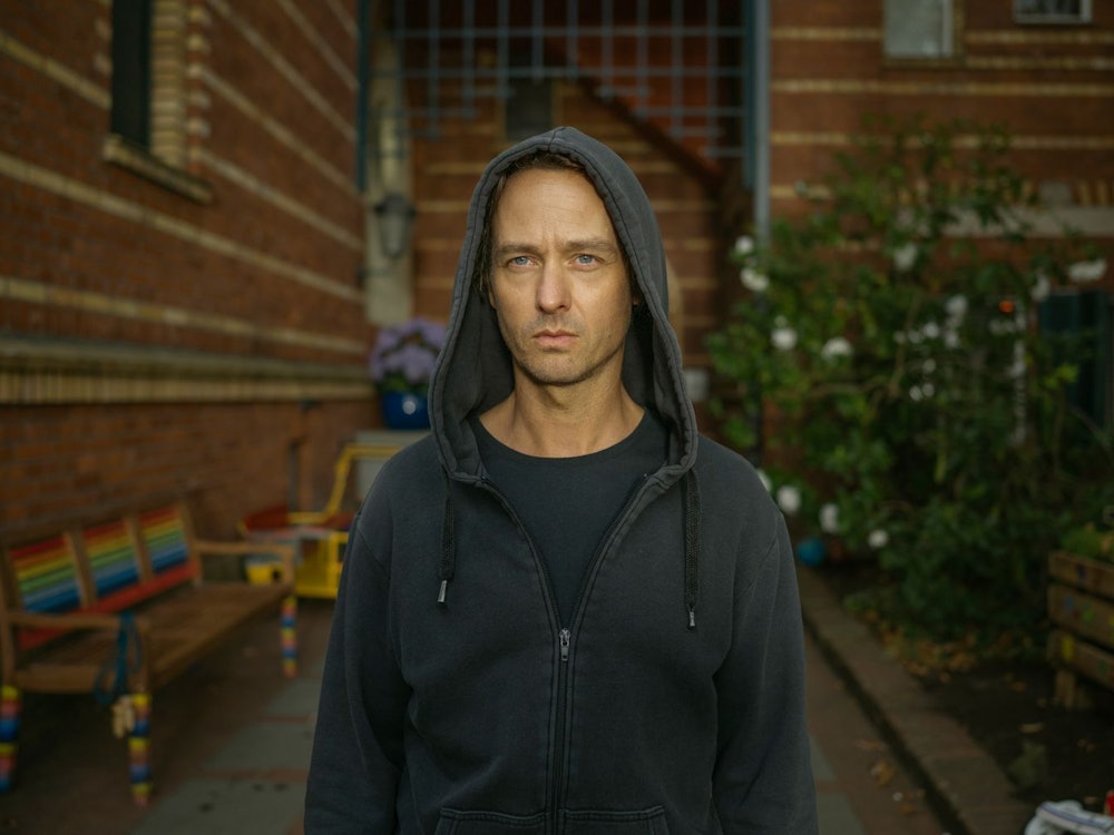 In der zweiten Staffel der Buchadaption „Achtsam morden“ will Anwalt Björn Diemel (Tom Schilling) nur einen ruhigen Urlaub mit der Familie genießen, bringt dann aber aus Versehen einen Kellner ums Eck. (Bild: Netflix / Anika Molnar)