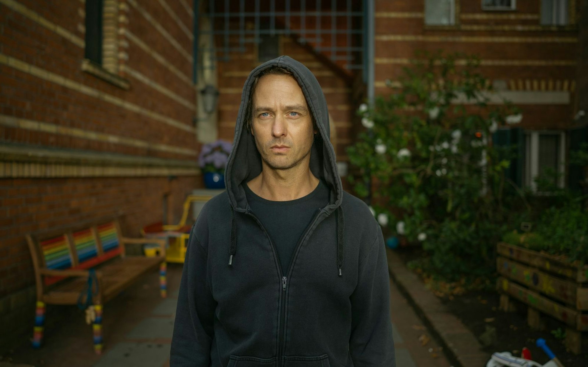 In der zweiten Staffel der Buchadaption „Achtsam morden“ will Anwalt Björn Diemel (Tom Schilling) nur einen ruhigen Urlaub mit der Familie genießen, bringt dann aber aus Versehen einen Kellner ums Eck. (Bild: Netflix / Anika Molnar)