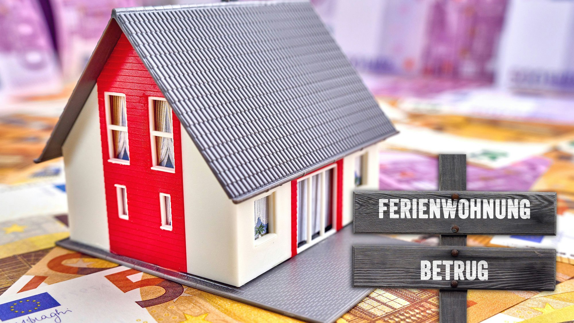 Wohngebäude, Banknoten und Schild mit Ferienwohnung Betrug