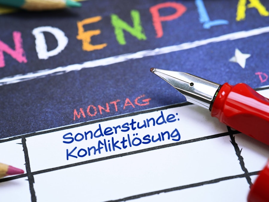 Stundenplan mit Sonderstunde Konfliktlösung und Stift