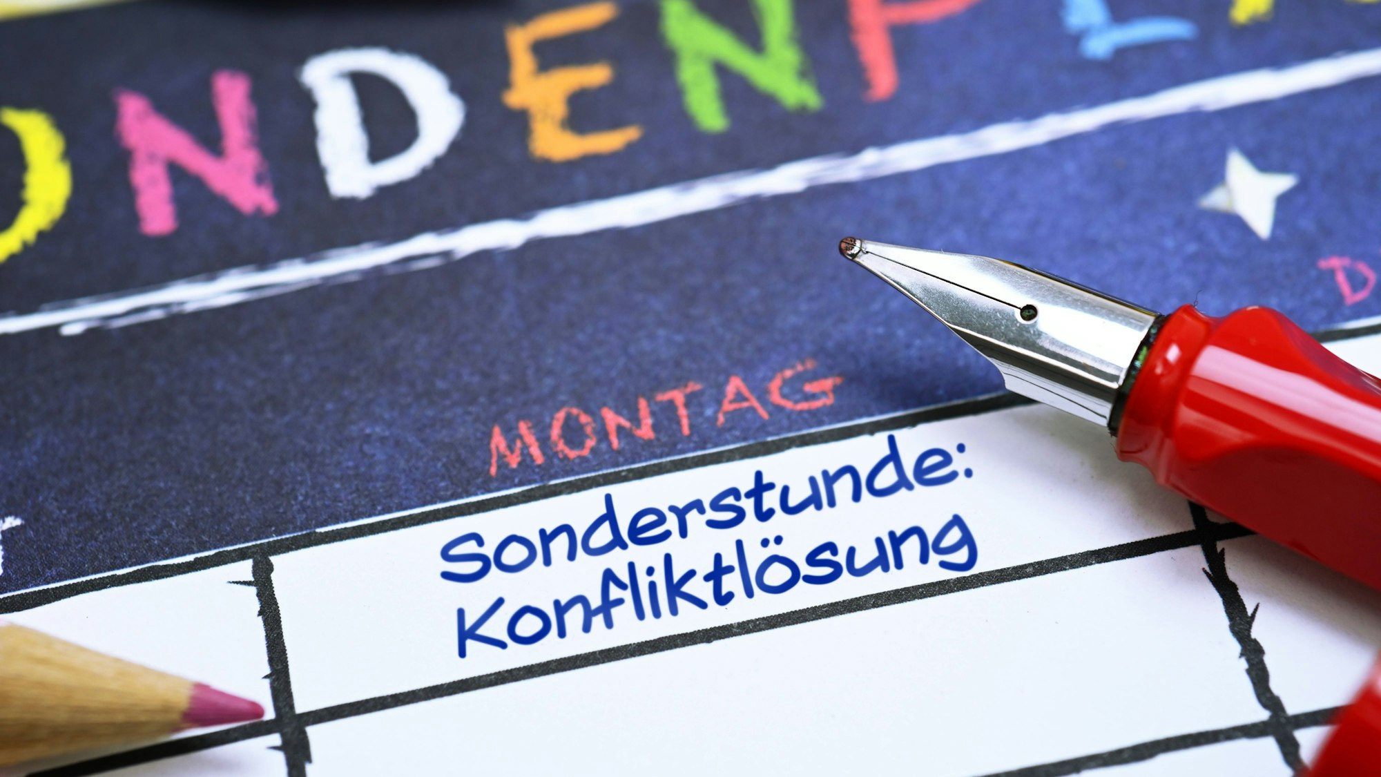 Stundenplan mit Sonderstunde Konfliktlösung und Stift