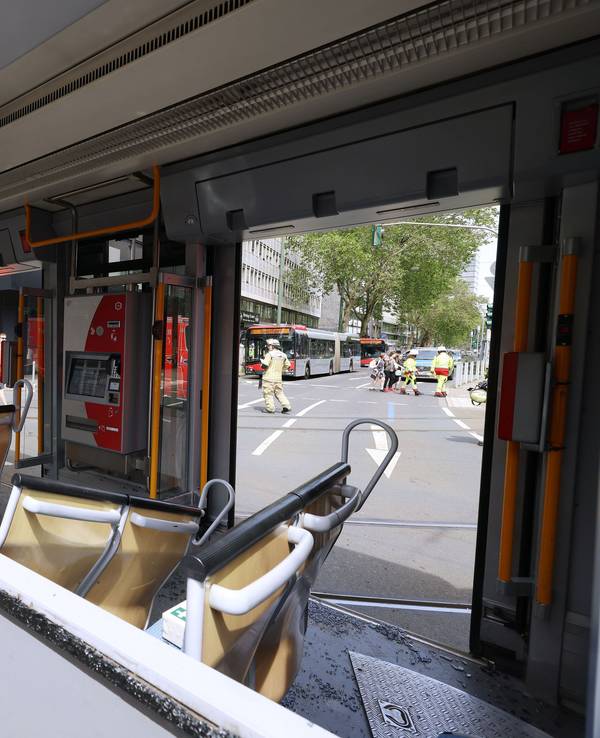 Eine beschädigte Straßenbahn steht an der Unfallstelle in Düsseldorf. Zwei Straßenbahnen waren aus noch nicht geklärten Umständen an der Ecke Berliner Allee und der Graf-Adolf-Straße frontal kollidiert.