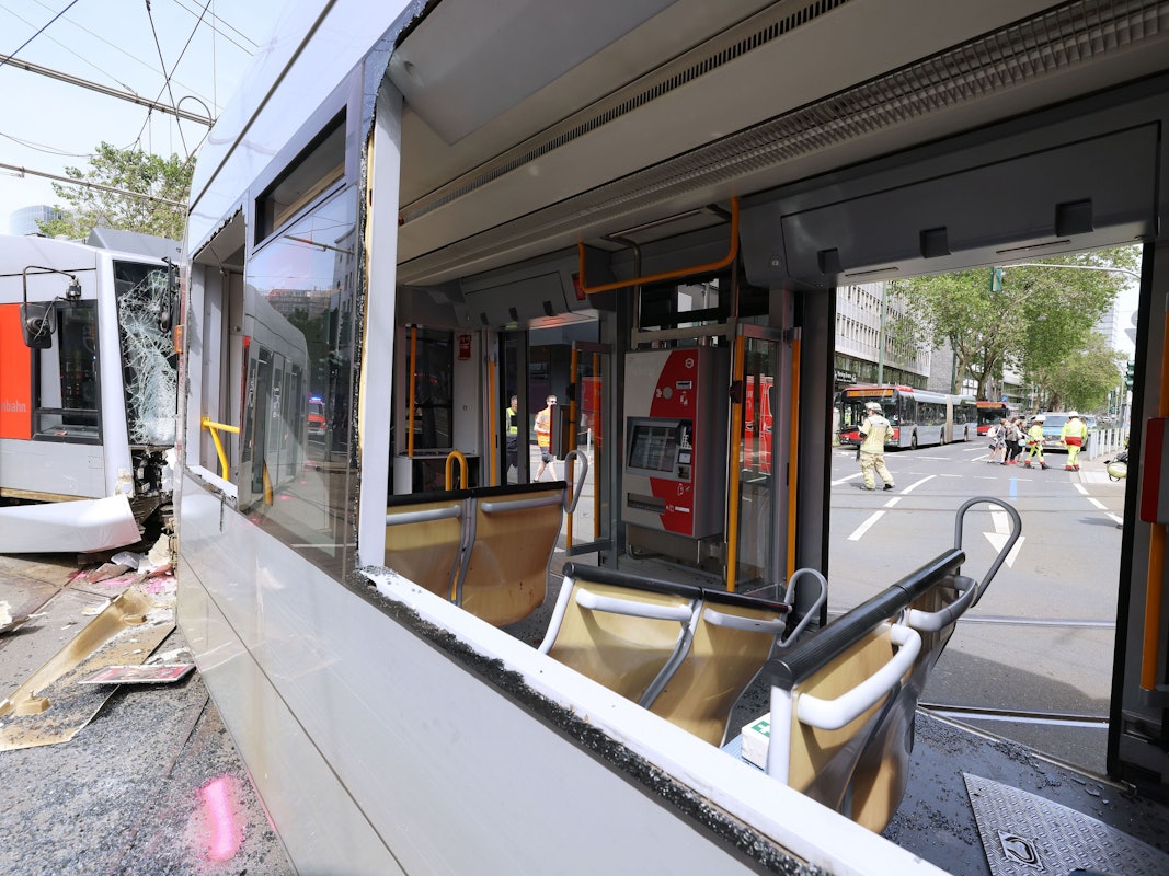 Eine beschädigte Straßenbahn steht an der Unfallstelle in Düsseldorf. Zwei Straßenbahnen waren aus noch nicht geklärten Umständen an der Ecke Berliner Allee und der Graf-Adolf-Straße frontal kollidiert.