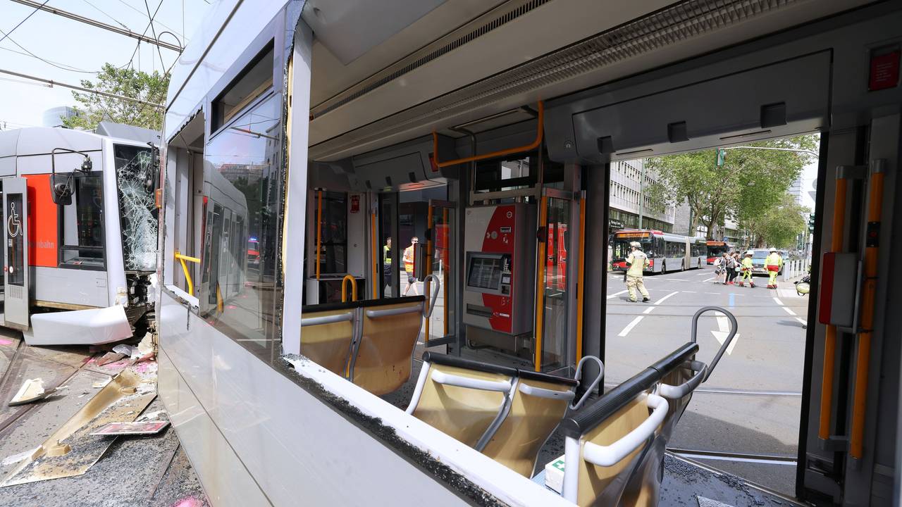 Eine beschädigte Straßenbahn steht an der Unfallstelle in Düsseldorf. Zwei Straßenbahnen waren aus noch nicht geklärten Umständen an der Ecke Berliner Allee und der Graf-Adolf-Straße frontal kollidiert.