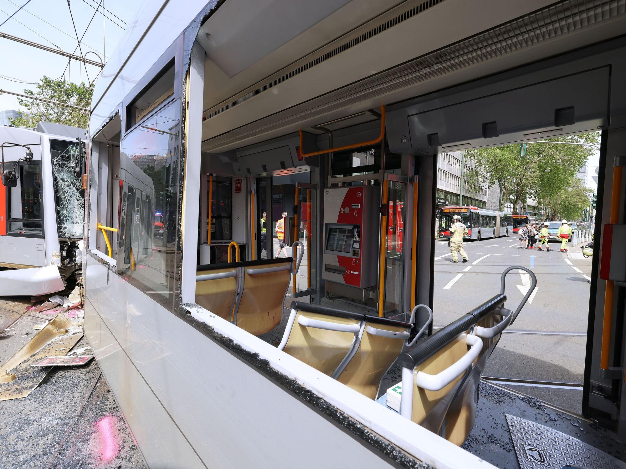 Eine beschädigte Straßenbahn steht an der Unfallstelle in Düsseldorf. Zwei Straßenbahnen waren aus noch nicht geklärten Umständen an der Ecke Berliner Allee und der Graf-Adolf-Straße frontal kollidiert.
