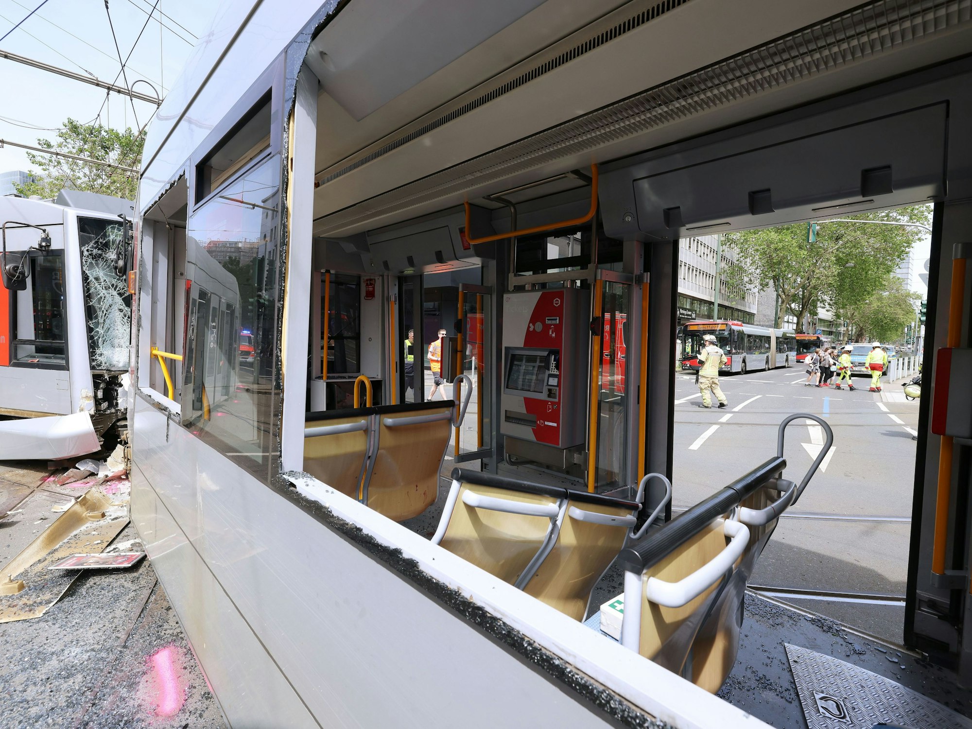 Eine beschädigte Straßenbahn steht an der Unfallstelle in Düsseldorf. Zwei Straßenbahnen waren aus noch nicht geklärten Umständen an der Ecke Berliner Allee und der Graf-Adolf-Straße frontal kollidiert.