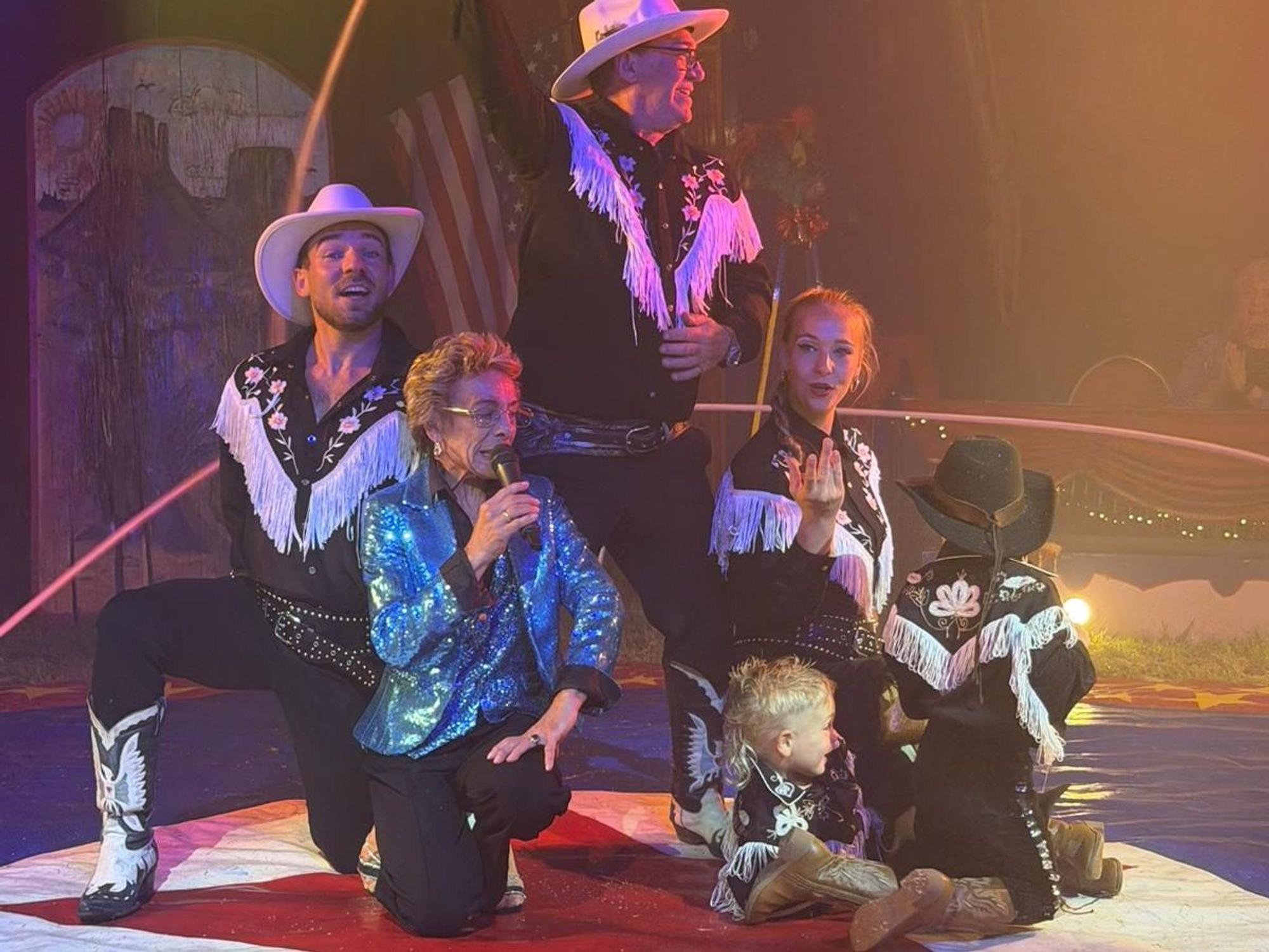 Die Familie in der Manege des Circus Charles Monroe in Köln.