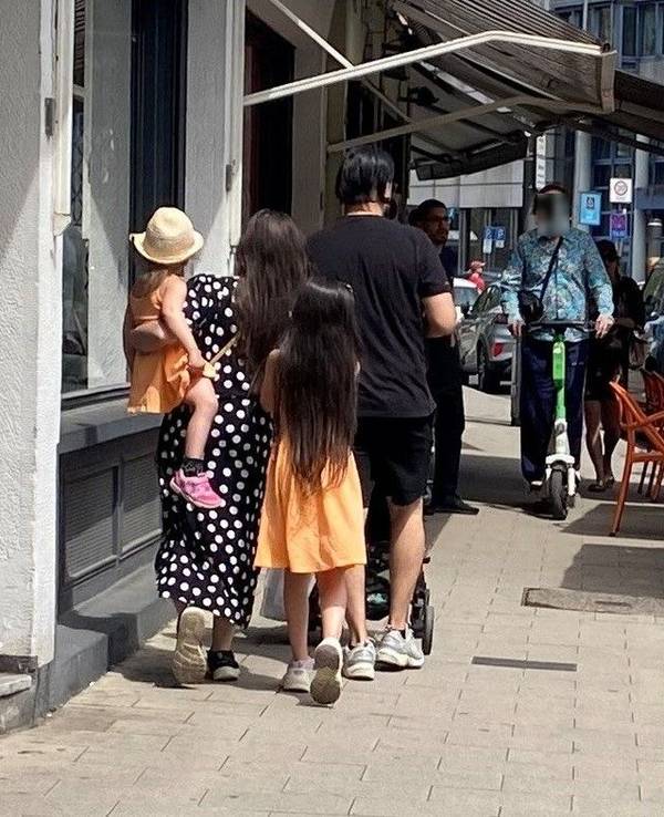Straßenszene an einem Lokal in Köln.