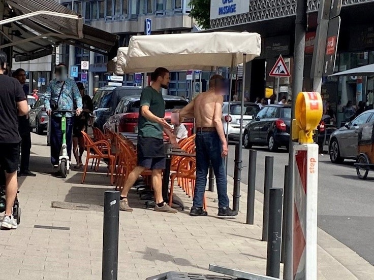 Straßenszene an einem Lokal in Köln.