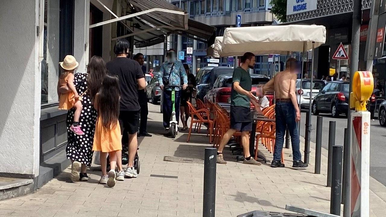 Straßenszene an einem Lokal in Köln.