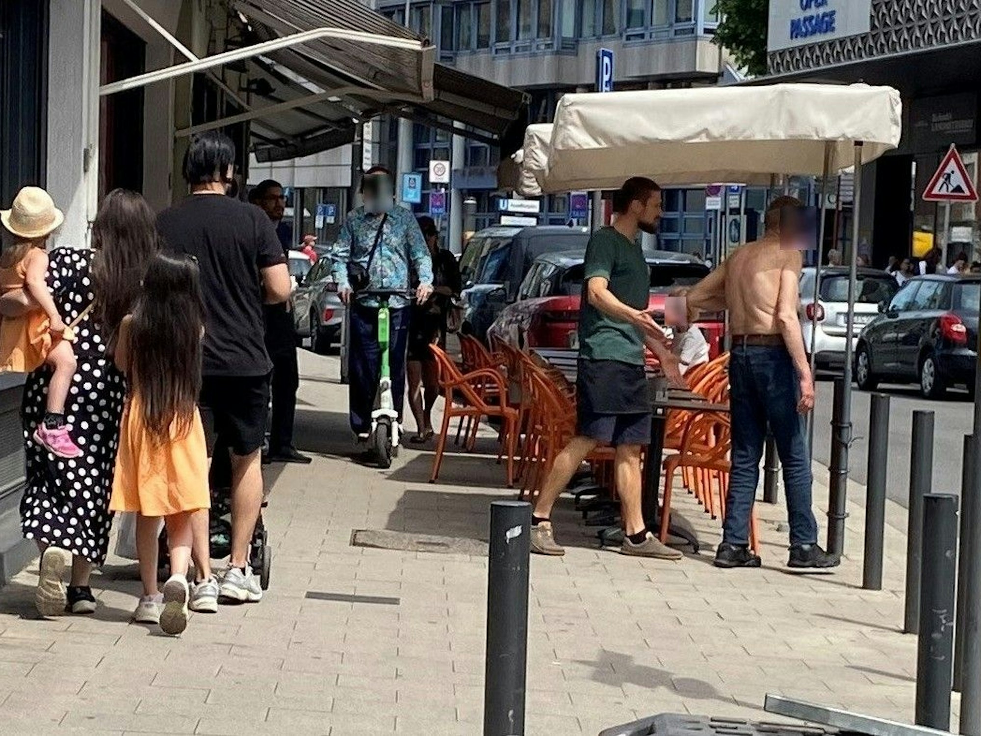 Straßenszene an einem Lokal in Köln.