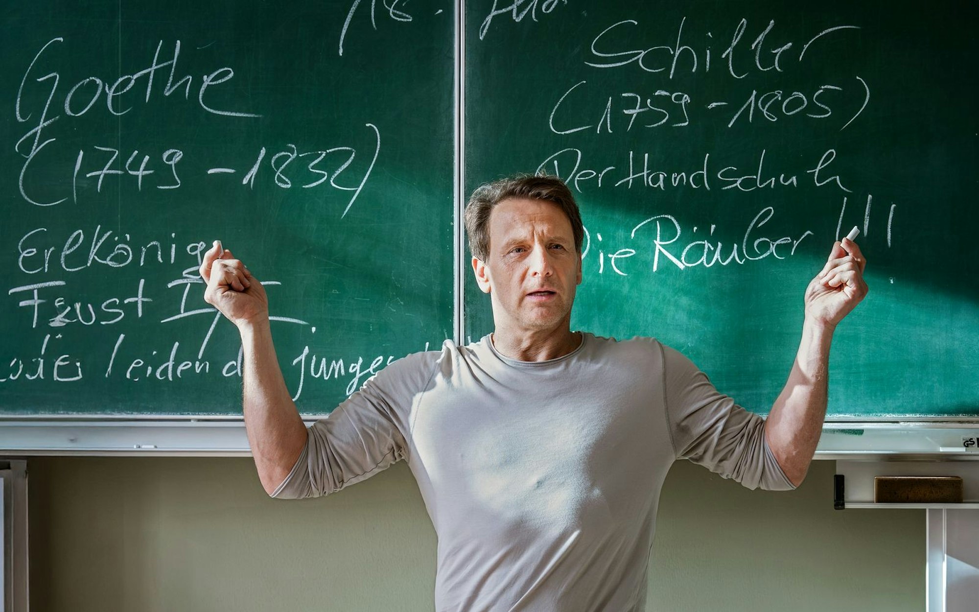 Hendrik Duryn stammt selbst aus einer Lehrerfamilie. Seine Mutter Charlotte diente ihm indirekt auch als Vorbild für die Figur Stefan Vollmer, die er in der RTL-Serie „Der Lehrer“ verkörpert, wie er im Interview verrät. (Bild: RTL / Steffen Junghans)