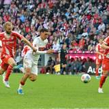 Konrad Laimer, Bilal El Khannouss und Hiroki Ito kämpfen um den Ball.