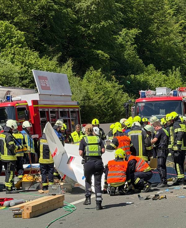 Rettungsdienste und Polizei arbeiten an der Unfallstelle, nachdem ein Segelflugzeug auf die A45 gestürzt ist. Dabei ist nach Auskunft der Polizei ein Mensch ums Leben gekommen.