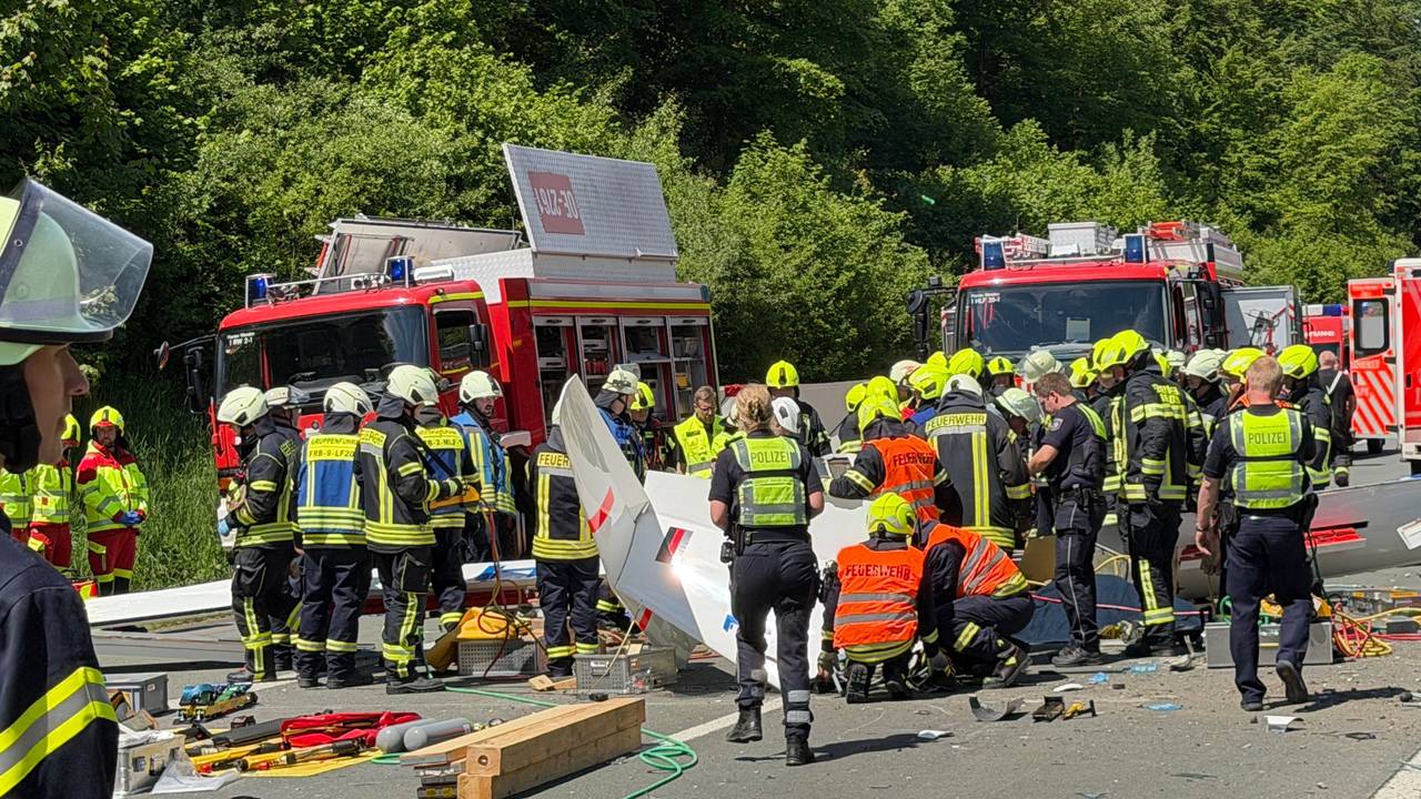 Rettungsdienste und Polizei arbeiten an der Unfallstelle, nachdem ein Segelflugzeug auf die A45 gestürzt ist. Dabei ist nach Auskunft der Polizei ein Mensch ums Leben gekommen.