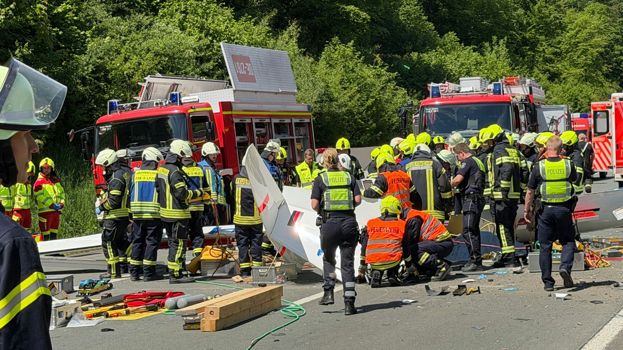 Rettungsdienste und Polizei arbeiten an der Unfallstelle, nachdem ein Segelflugzeug auf die A45 gestürzt ist. Dabei ist nach Auskunft der Polizei ein Mensch ums Leben gekommen.