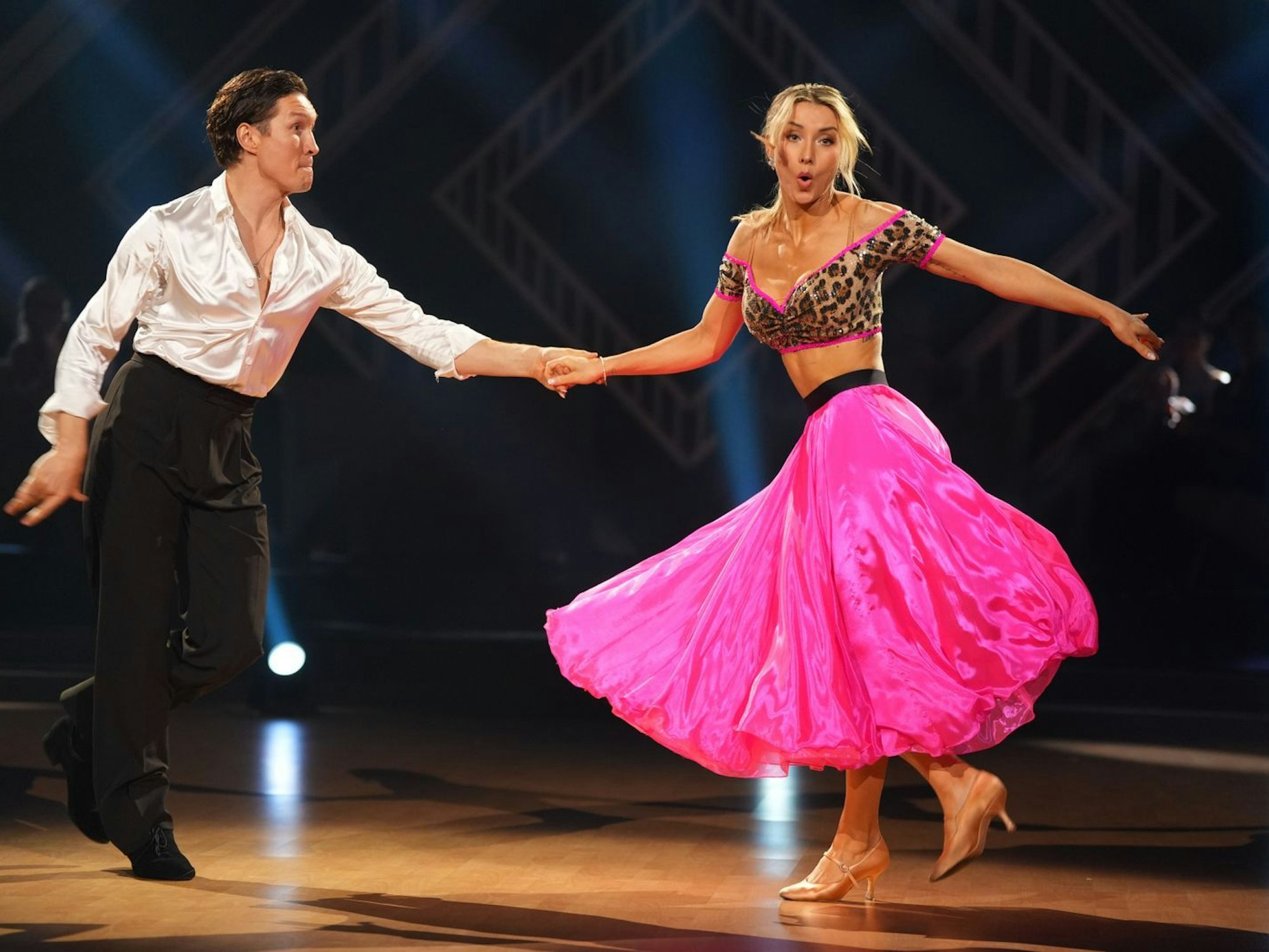 Mit einem packenden Impro-Dance aus Jive und Wiener Walzer ertanzen sich Anna-Carina Woitschack und Evgeny Vinokurov 30 Punkte. (Bild: RTL / Stefan Gregorowius)