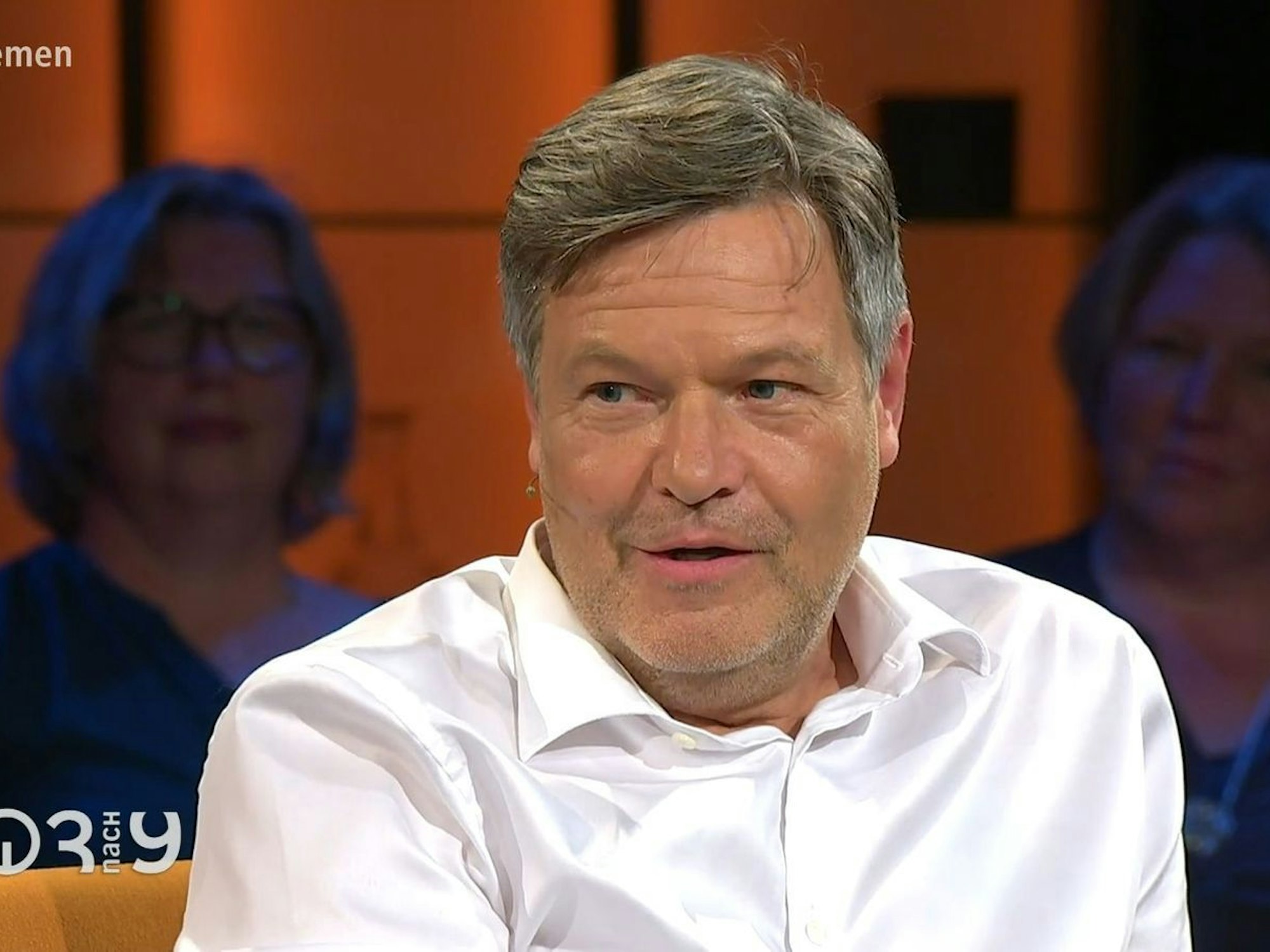 „Demokratie bedeutet, dass alles auf Zeit ist“, sagte Robert Habeck bei „3nach9“. (Bild: Radio Bremen)