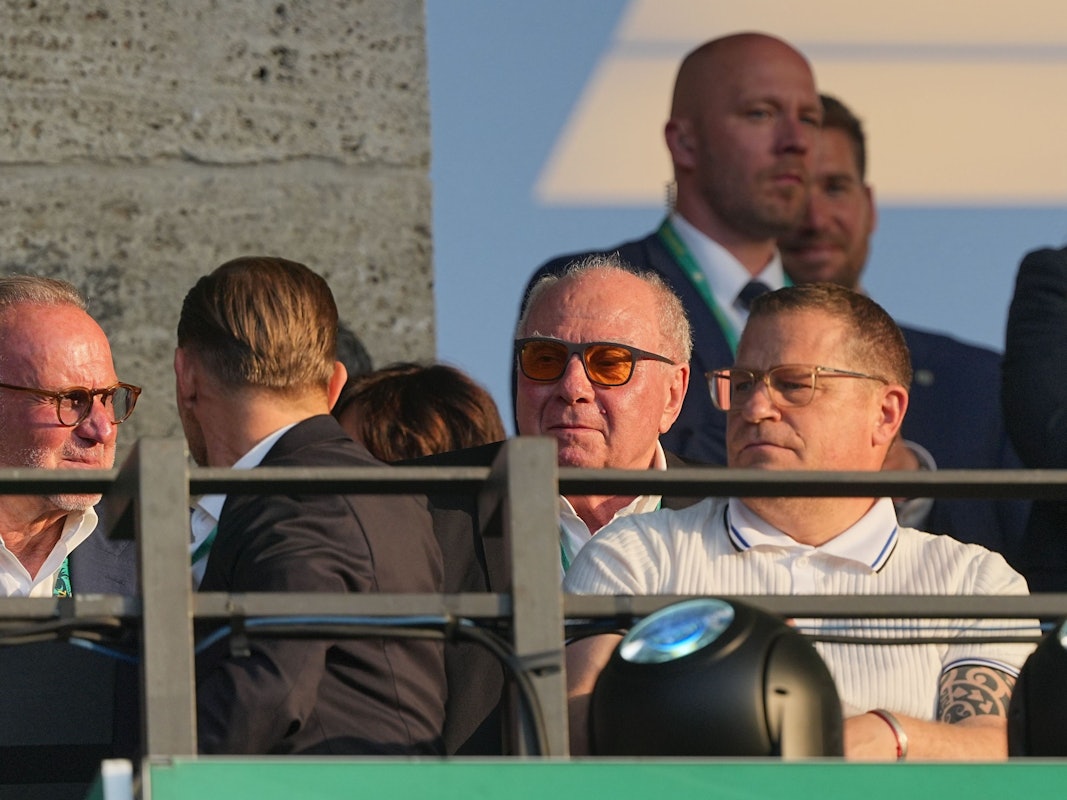 Uli Hoeneß und Max Eberl auf der Tribüne, auch Karl-Heinz Rummenigge sitzt bei ihnen.