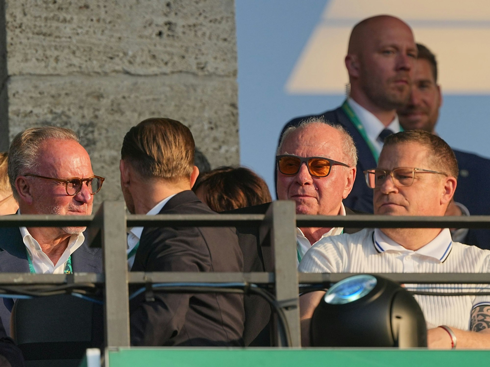 Uli Hoeneß und Max Eberl auf der Tribüne, auch Karl-Heinz Rummenigge sitzt bei ihnen.