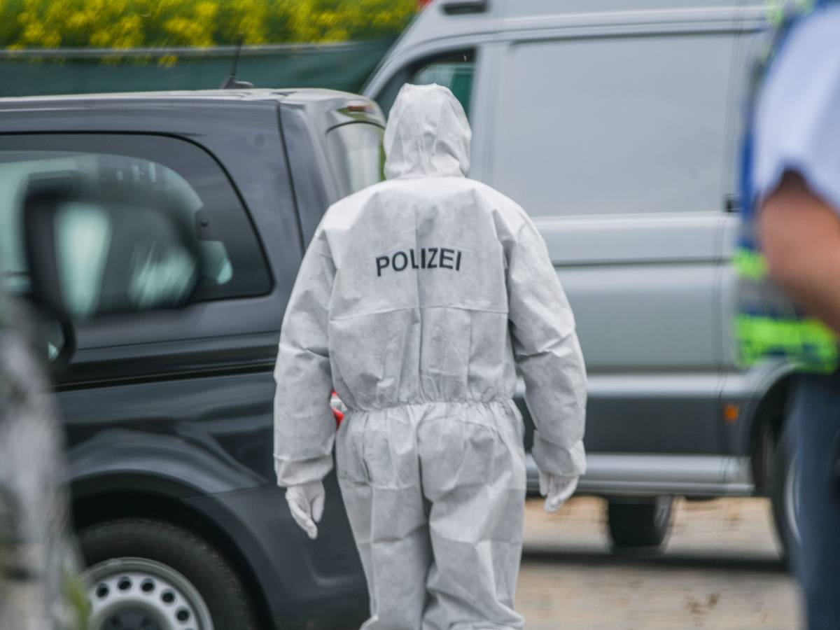 Die Spurensicherung ist auf einem Feldweg im Einsatz. (Symbolfoto)