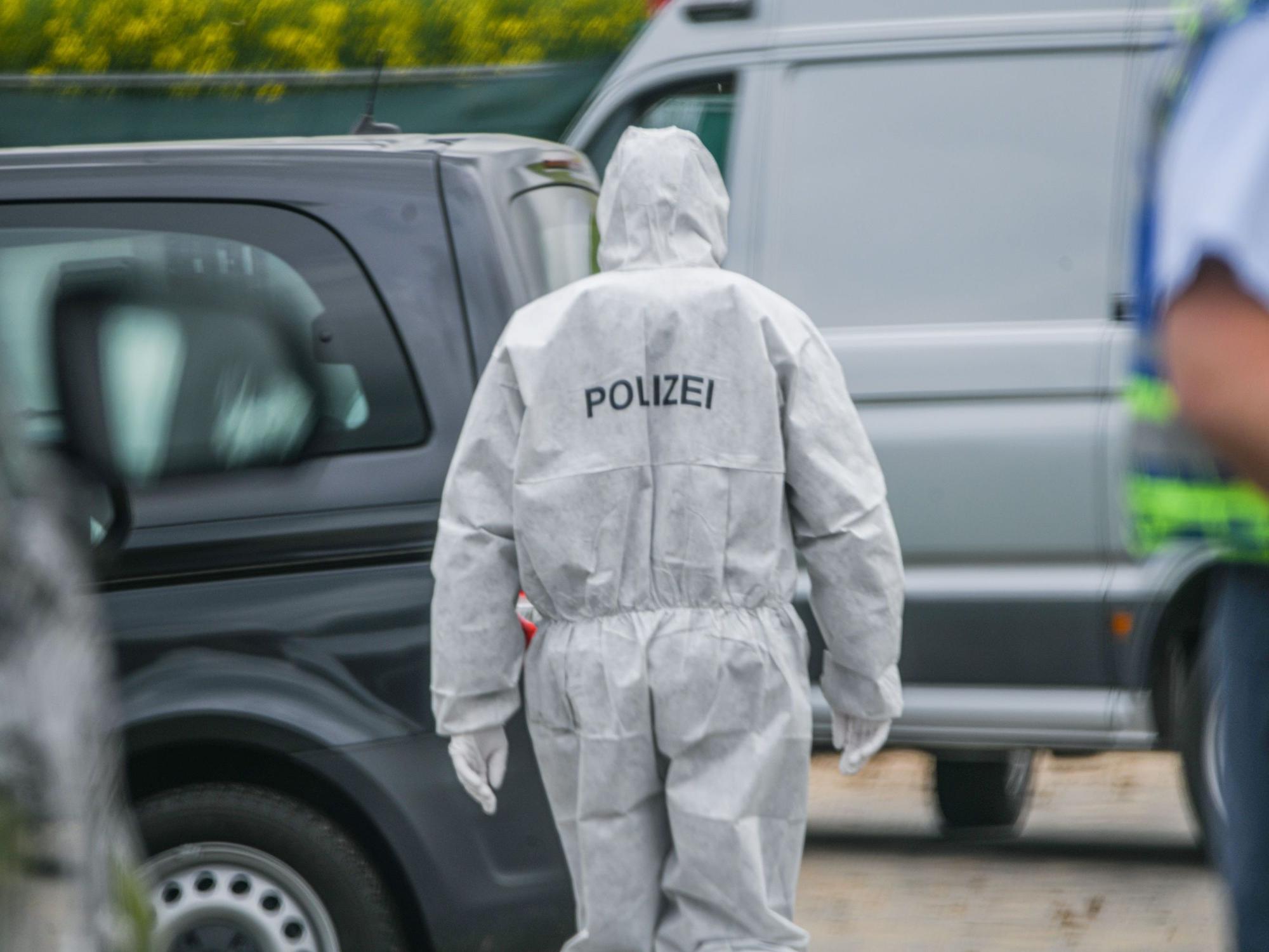 Ein Beamter der Spurensicherung ist an einem Tatort.