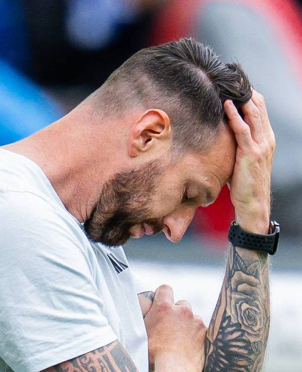 Bei seinem letzten Spiel als Trainer von Arminia Bielefeld rauft sich Mitch Kniat die Haare.