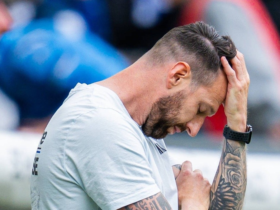 Bei seinem letzten Spiel als Trainer von Arminia Bielefeld rauft sich Mitch Kniat die Haare.