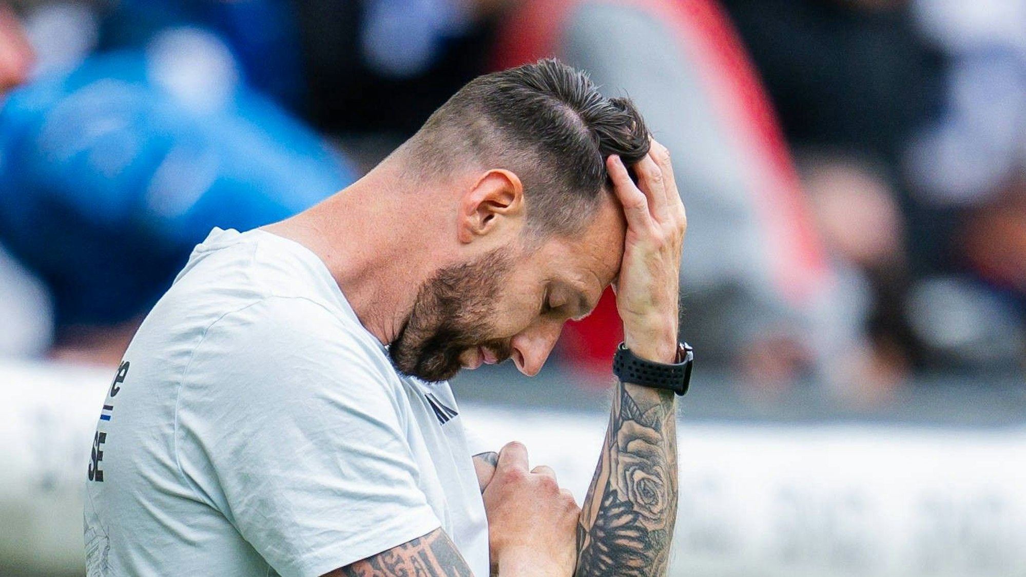 Bei seinem letzten Spiel als Trainer von Arminia Bielefeld rauft sich Mitch Kniat die Haare.