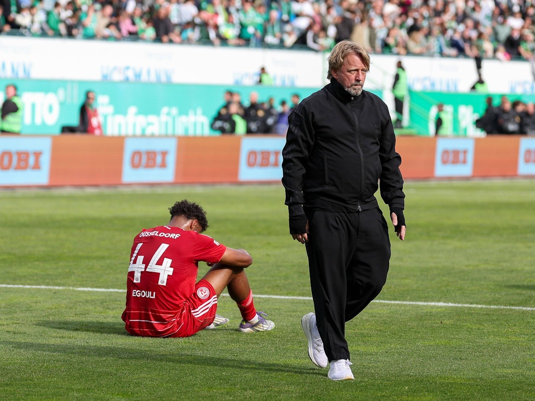 Fortuna-Sportchef Sven Mislintat und Elias Egouli sind enttäuscht ueber den Abstieg.