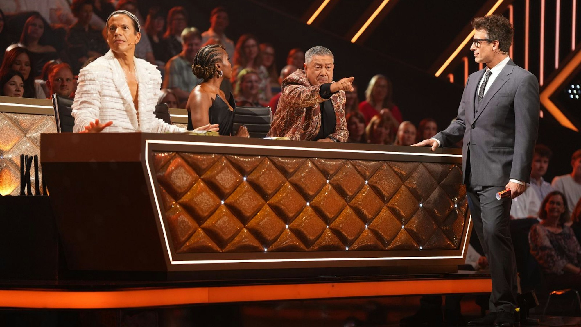 Nach dem Auftritt von Ross Antony kommt es zum Streit zwischen Joachim Llambi und Motsi Mabuse. (Bild: RTL / Stefan Gregorowius)
