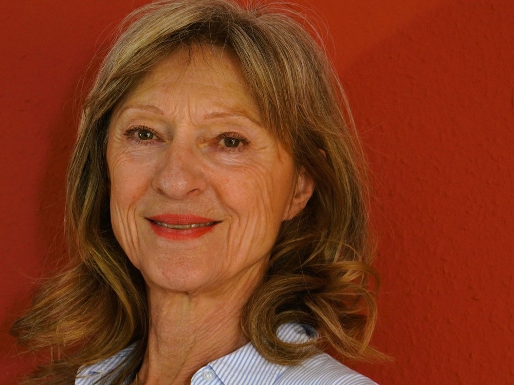 Die Münchener Therapeutin Jutta Stiehler war 16 Jahre lang Dr. Sommer beim Jugendmagazin BRAVO. In der ARD-Doku „BRAVO - Headlines, Hypes und Herzschmerz“ werden Aufstieg und Fall des einst mächtigsten Jugendmagazins der Welt erzählt. Auch Jutta Stiehler berichtet im Dreiteiler von ihrer Arbeit. Ausführlicher tut sie es jedoch in diesem Interview. (Bild: Mary Reich)