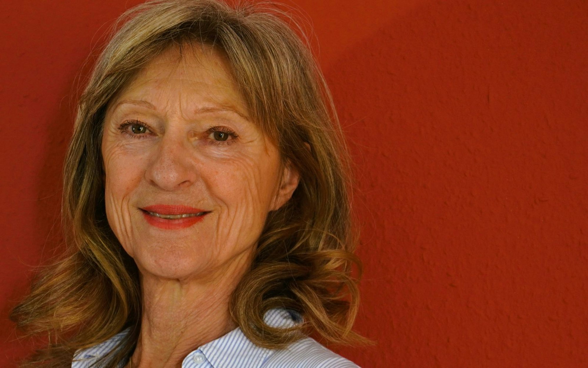 Die Münchener Therapeutin Jutta Stiehler war 16 Jahre lang Dr. Sommer beim Jugendmagazin BRAVO. In der ARD-Doku „BRAVO - Headlines, Hypes und Herzschmerz“ werden Aufstieg und Fall des einst mächtigsten Jugendmagazins der Welt erzählt. Auch Jutta Stiehler berichtet im Dreiteiler von ihrer Arbeit. Ausführlicher tut sie es jedoch in diesem Interview. (Bild: Mary Reich)