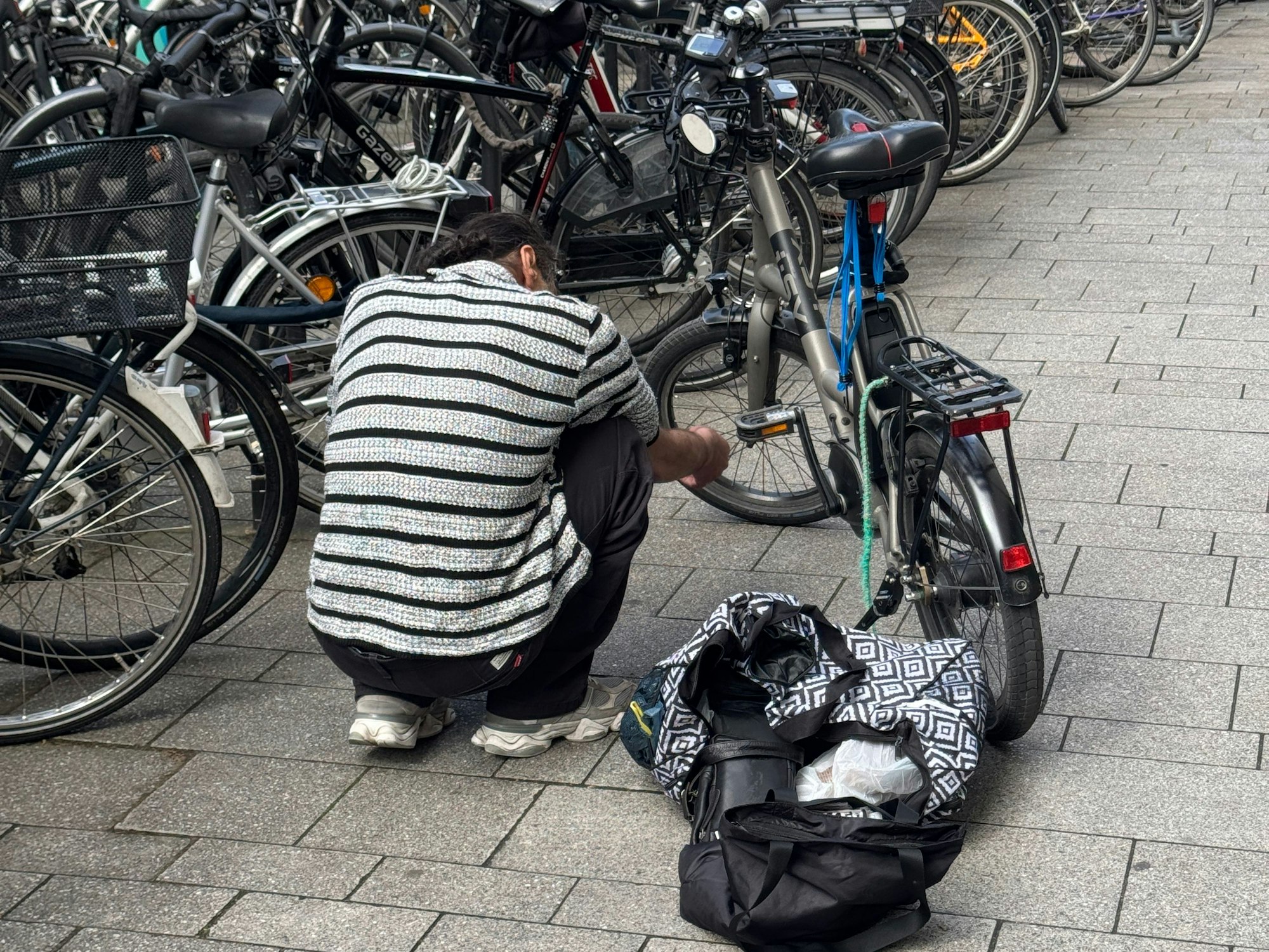 Ein Mann hockt auf dem Boden.