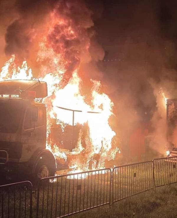 Ein Lkw steht in Flammen.