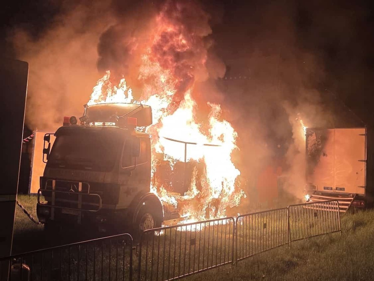 Ein Lkw steht in Flammen.