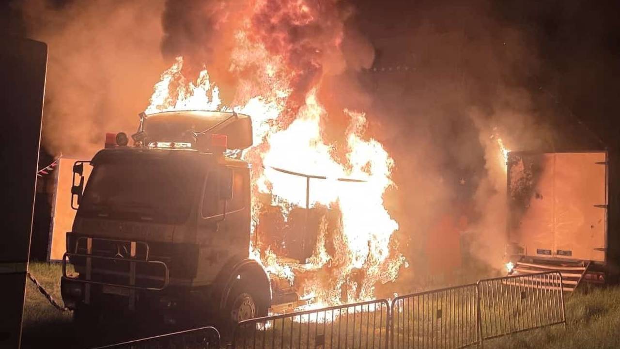 Ein Lkw steht in Flammen.