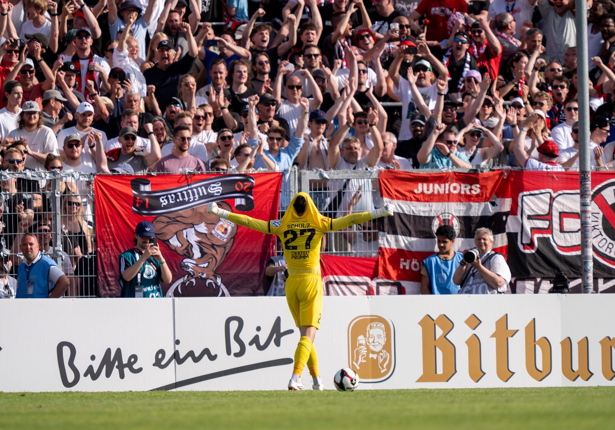 Arne Schulz jubelt vor den Viktoria-Fans.