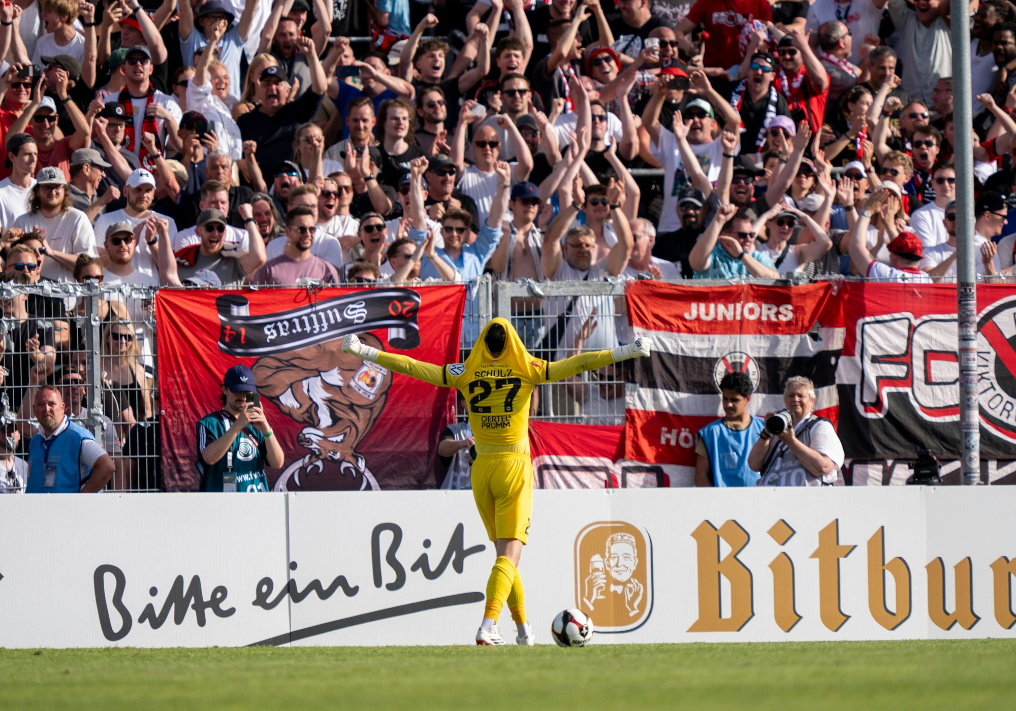 Arne Schulz jubelt vor den Viktoria-Fans.
