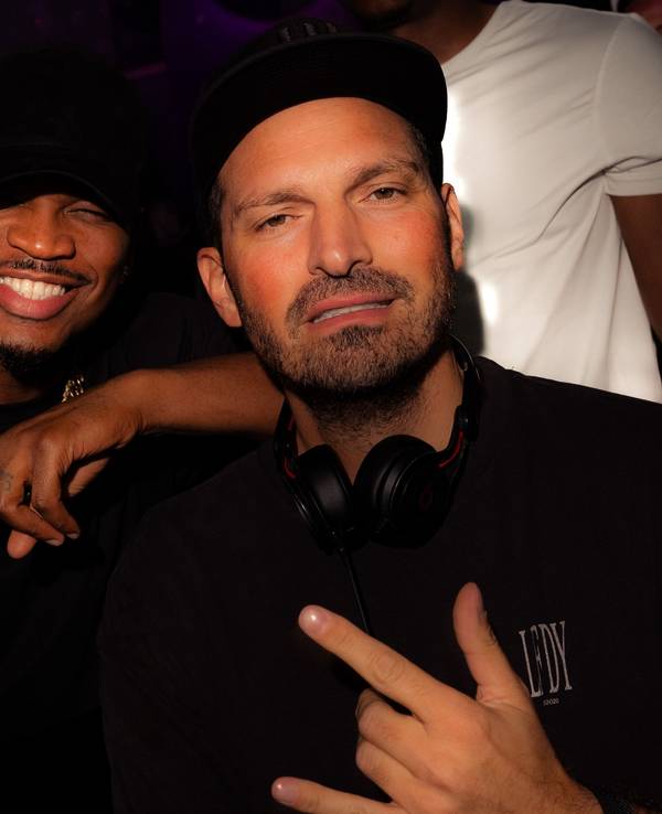 US-Star Ne-Yo (l.) posiert bei einem Besuch im Kölner Club Flamingo Royal mit DJ Teddy-O.