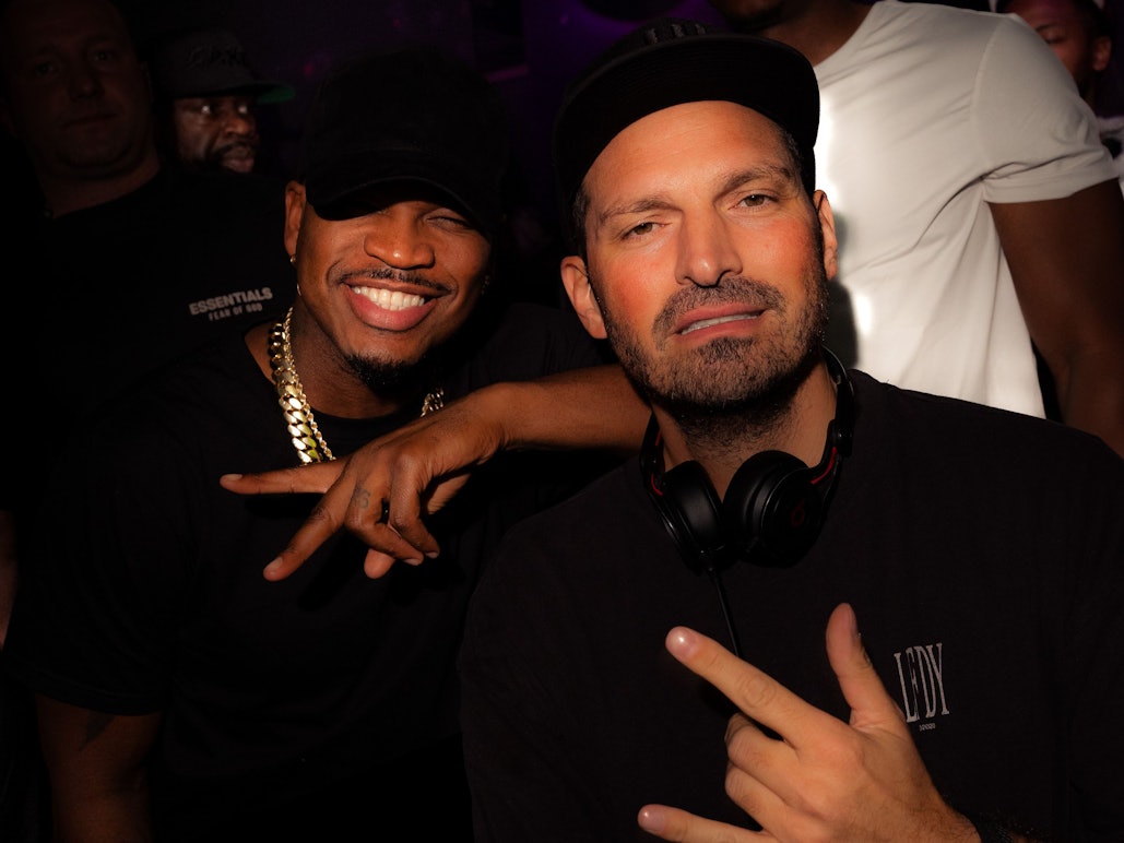 US-Star Ne-Yo (l.) posiert bei einem Besuch im Kölner Club Flamingo Royal mit DJ Teddy-O.