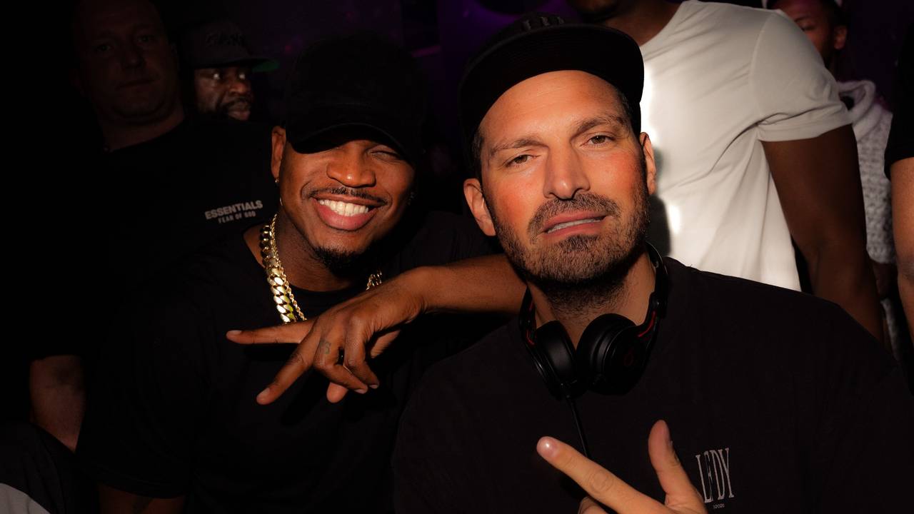 US-Star Ne-Yo (l.) posiert bei einem Besuch im Kölner Club Flamingo Royal mit DJ Teddy-O.
