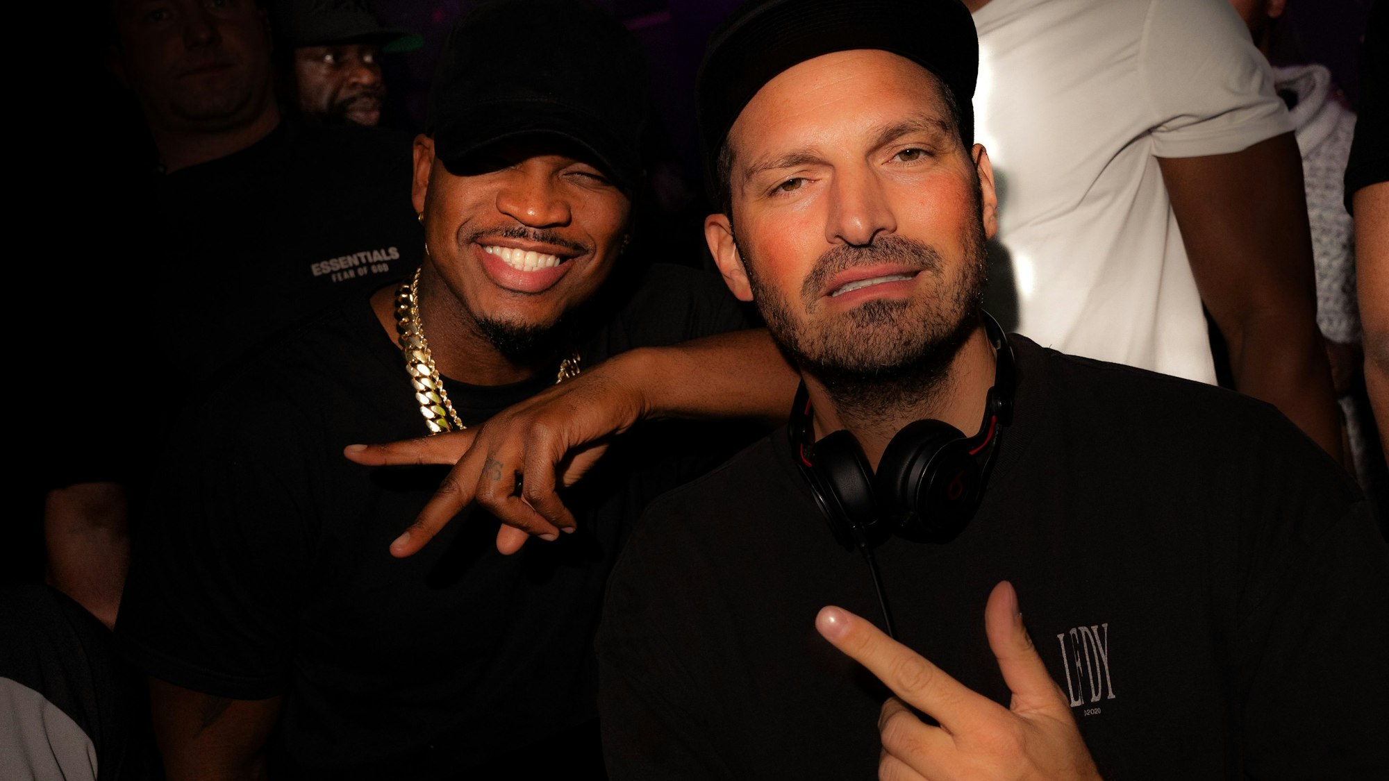 US-Star Ne-Yo (l.) posiert bei einem Besuch im Kölner Club Flamingo Royal mit DJ Teddy-O.
