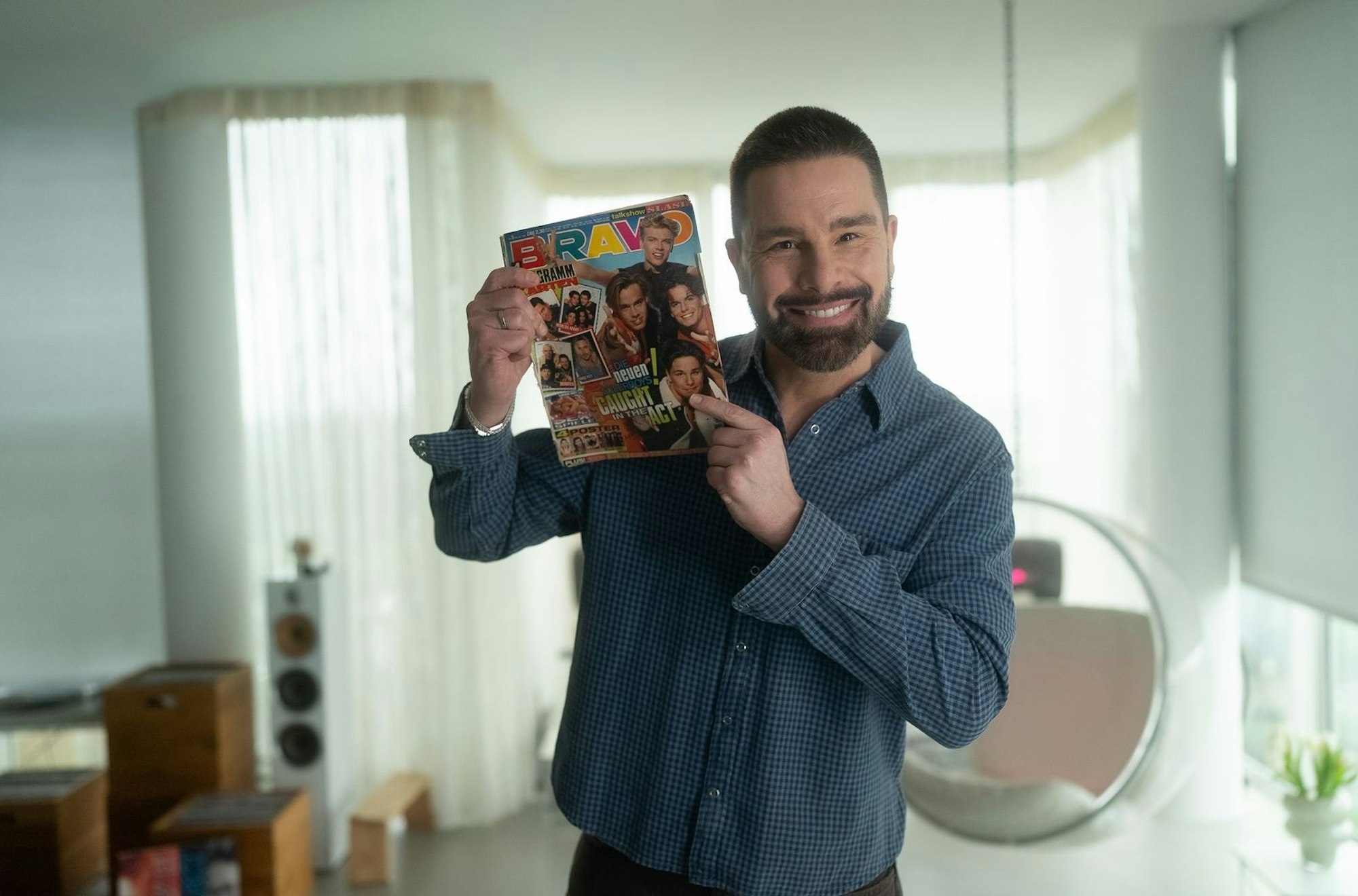 Eloy de Jong, ehemaliger Posterboy der Band Caught in the Act, erzählt von der „Zusammenarbeit“ mit der BRAVO. Dass Eloy lange Zeit seine Homosexualität verbergen musste, wie damals alle BRAVO-Stars jegliche feste Beziehungen oder von der Norm abweichende sexuelle Orientierung, diesem Kapitel widmet sich die Doku auch. (Bild: © ARD Kultur/Looks Media/Benjamin Kahlmeyer,)